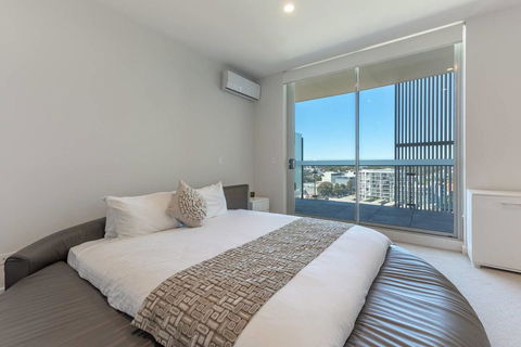 Stunning Urban Apt Wt Parking Near CBD & Airport - Australia Accommodation 3