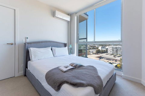 Stunning Urban Apt Wt Parking Near CBD & Airport - Australia Accommodation 1