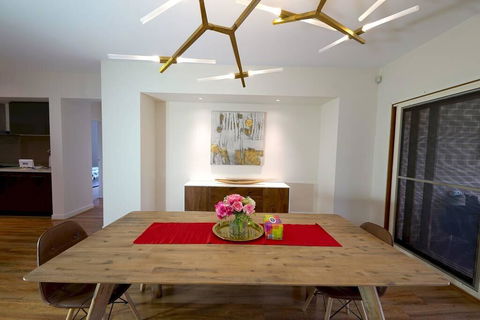 Stylish Luxe House For Big Group Near Shopping Center - Australia Accommodation 2