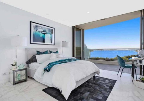 Stylish Penthouse With Views & Jacuzzi - Australia Accommodation 3