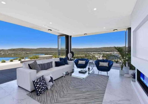 Stylish Penthouse With Views & Jacuzzi - Australia Accommodation 0