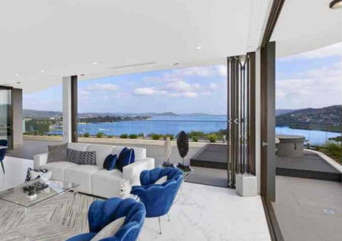 Stylish Penthouse With Views & Jacuzzi - Australia Accommodation 1