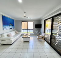 STYLISH RESIDENCE LARGE PRIVATE YARD - CLOSE TO DREAMWORLD - Australia Accommodation