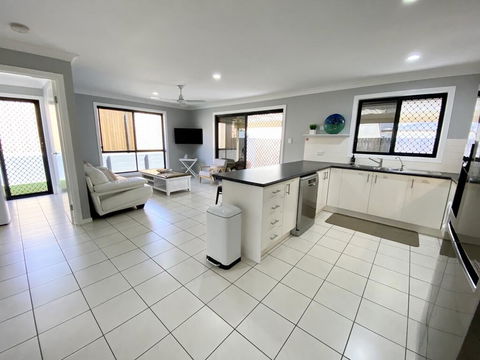 STYLISH RESIDENCE, LARGE PRIVATE YARD - CLOSE TO DREAMWORLD - Australia Accommodation 2