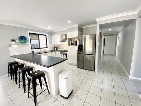 STYLISH RESIDENCE, LARGE PRIVATE YARD - CLOSE TO DREAMWORLD - Australia Accommodation 3