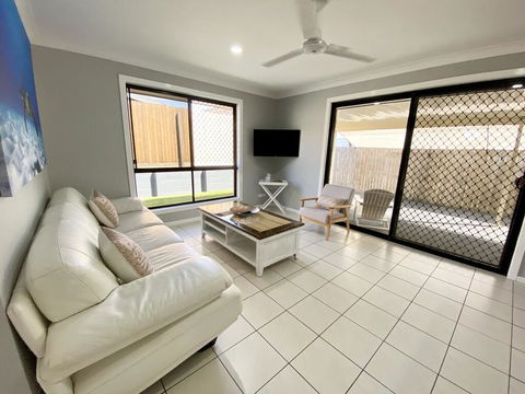 STYLISH RESIDENCE, LARGE PRIVATE YARD - CLOSE TO DREAMWORLD - Australia Accommodation 1