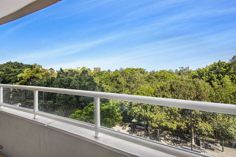 Super Convenient Apartment With Garden Views - Australia Accommodation 0