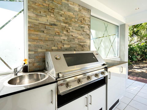 Super Sized Family Retreat With A Pool - Australia Accommodation 3