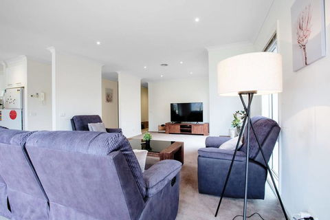 Superb Luxe 5BR House@Point Cook Near Lake - Australia Accommodation 3