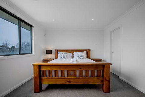 Superb Luxe 5BR House@Point Cook Near Lake - Australia Accommodation 1