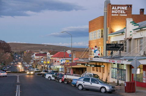 The Alpine Hotel - Australia Accommodation 1