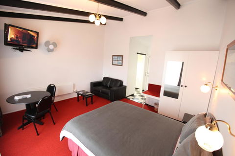 The Fox And Hounds Historic Hotel - Australia Accommodation 34