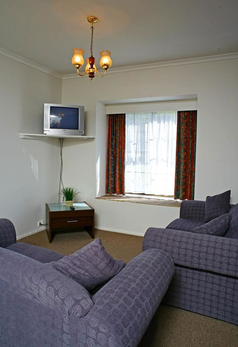 The Fox And Hounds Historic Hotel - Australia Accommodation 24