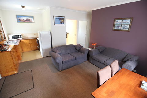 The Fox And Hounds Historic Hotel - Australia Accommodation 18