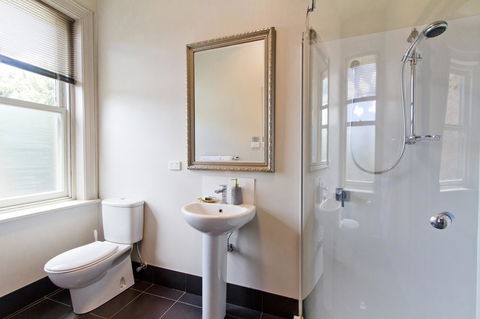 Deloraine Hotel - Australia Accommodation 25