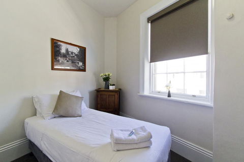 Deloraine Hotel - Australia Accommodation 24