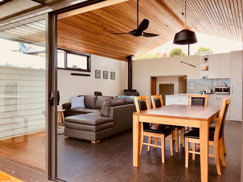 Omaroo House - Panoramic Water Views - Australia Accommodation 4
