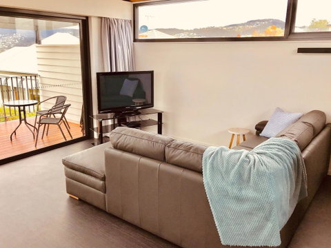 Omaroo House - Panoramic Water Views - Australia Accommodation 9