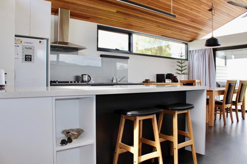 Omaroo House - Panoramic Water Views - Australia Accommodation 14