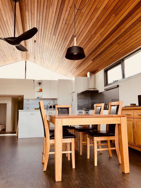 Omaroo House - Panoramic Water Views - Australia Accommodation 18