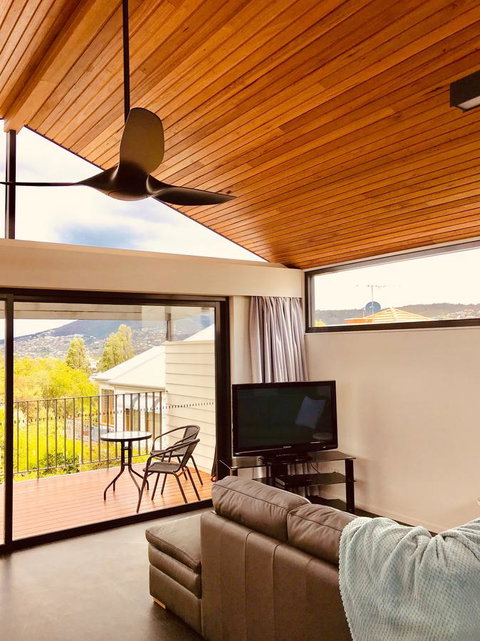 Omaroo House - Panoramic Water Views - Australia Accommodation 8