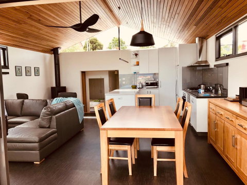 Omaroo House - Panoramic Water Views - Australia Accommodation 5