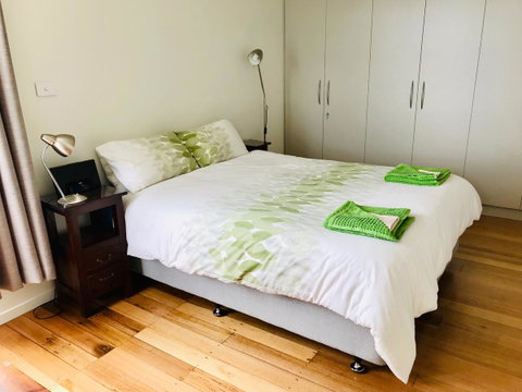Omaroo House - Panoramic Water Views - Australia Accommodation 24