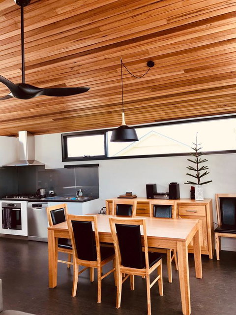 Omaroo House - Panoramic Water Views - Australia Accommodation 19
