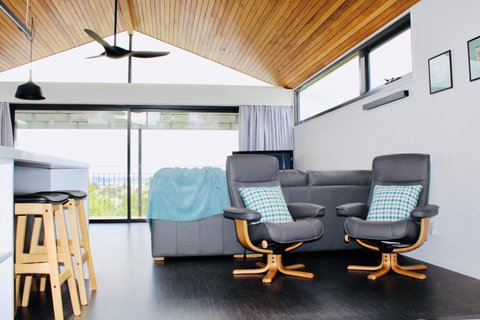 Omaroo House - Panoramic Water Views - Australia Accommodation 12