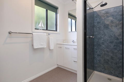 KINGFISHER COTTAGE Beachfront At The Binalong Bay - Australia Accommodation 2