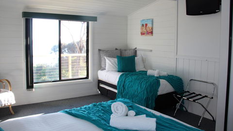 KINGFISHER COTTAGE Beachfront At The Binalong Bay - Australia Accommodation 5