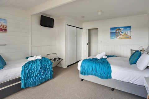KINGFISHER COTTAGE Beachfront At The Binalong Bay - Australia Accommodation 3