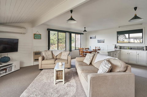 KINGFISHER COTTAGE Beachfront At The Binalong Bay - Australia Accommodation 4
