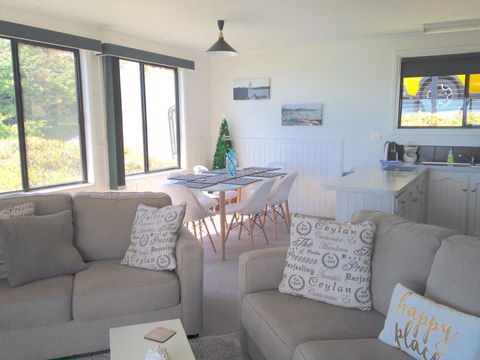 KINGFISHER COTTAGE Beachfront At The Binalong Bay - Australia Accommodation 24