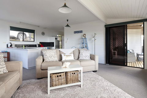 KINGFISHER COTTAGE Beachfront At The Binalong Bay - Australia Accommodation 22