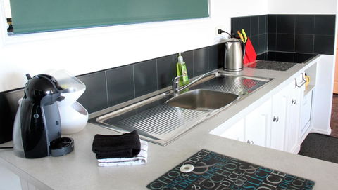 KINGFISHER COTTAGE Beachfront At The Binalong Bay - Australia Accommodation 18