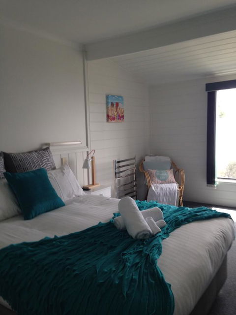 KINGFISHER COTTAGE Beachfront At The Binalong Bay - Australia Accommodation 23