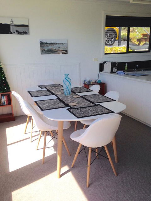 KINGFISHER COTTAGE Beachfront At The Binalong Bay - Australia Accommodation 14