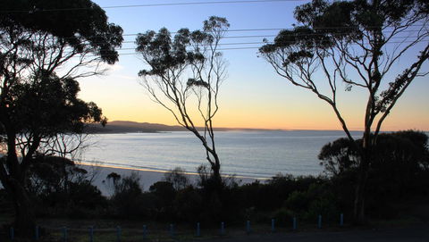 KINGFISHER COTTAGE Beachfront At The Binalong Bay - Australia Accommodation 19