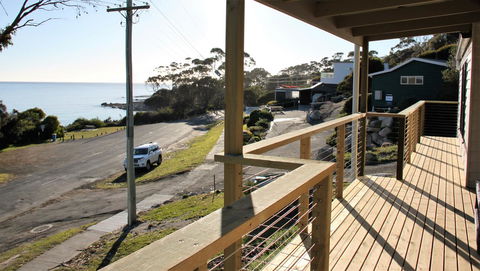 KINGFISHER COTTAGE Beachfront At The Binalong Bay - Australia Accommodation 9