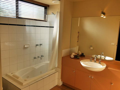 Lorne Surf Apartments - Australia Accommodation 24
