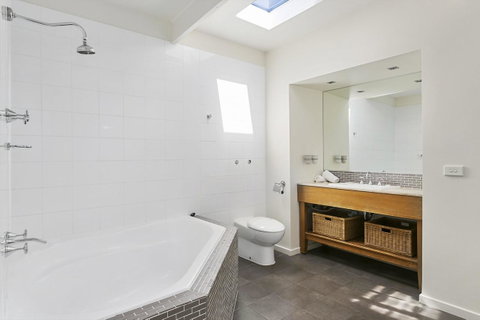 Front Beach House - Australia Accommodation 22