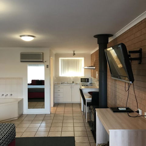 Beachcomber Motel & Apartments - Australia Accommodation 5
