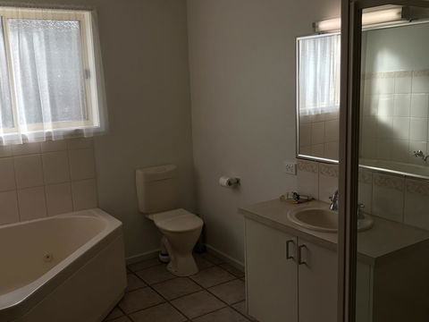 Beachcomber Motel & Apartments - Australia Accommodation 9
