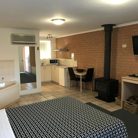 Beachcomber Motel & Apartments - Australia Accommodation 6
