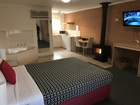 Beachcomber Motel & Apartments - Australia Accommodation 2
