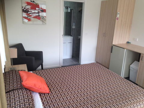Beachcomber Motel & Apartments - Australia Accommodation 24