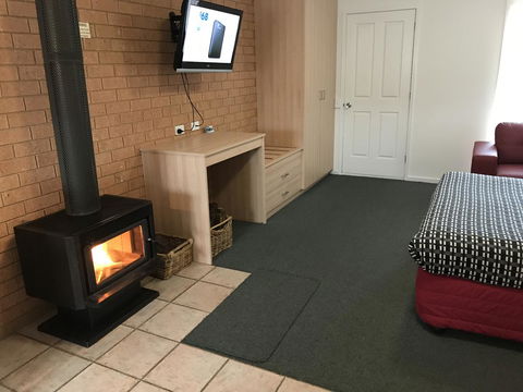 Beachcomber Motel & Apartments - Australia Accommodation 4