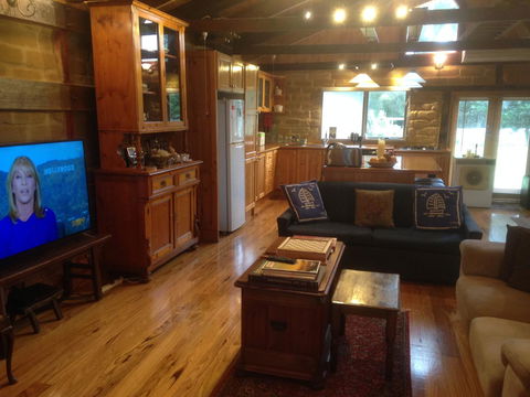 Mud Hollow Barn - Australia Accommodation 13