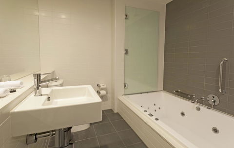Causeway 353 Hotel - Australia Accommodation 9